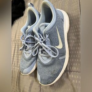 Size 8 women’s Nike flex experience 8 running shoes